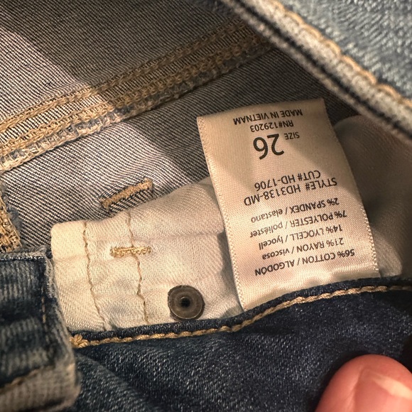 HIDDEN JEANS Raw Hem Low Rise Flare Jeans in Medium Dark Wash Size 26 - Picture 2 of 3